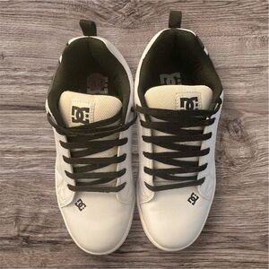 DC Men’s Court Graffiik SE Skate Shoes